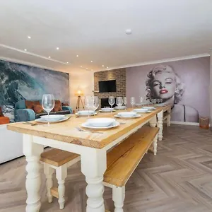Host & - The Old Coach House On Margaret Street Holiday home
